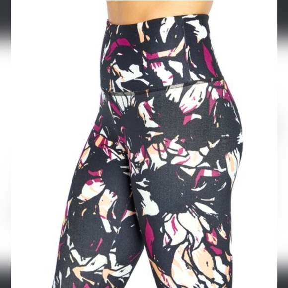 NWT BALANCE COLLECTION 25" MAGENTA LUST ABSTRACT FLORAL CONTENDER COMPRESSION - Picture 4 of 8